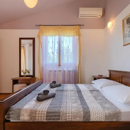 Ulika By Guide * Mednjan